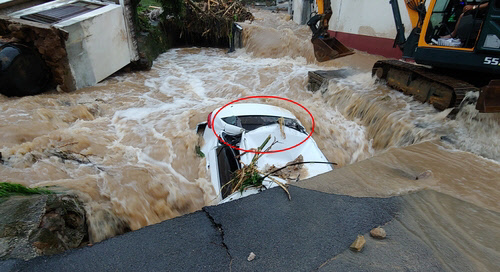 개천에 빠진 택시 [전북지방경찰청 제공]